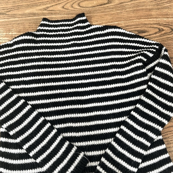 Express mock neck striped sweater size M NEW - Picture 6 of 7